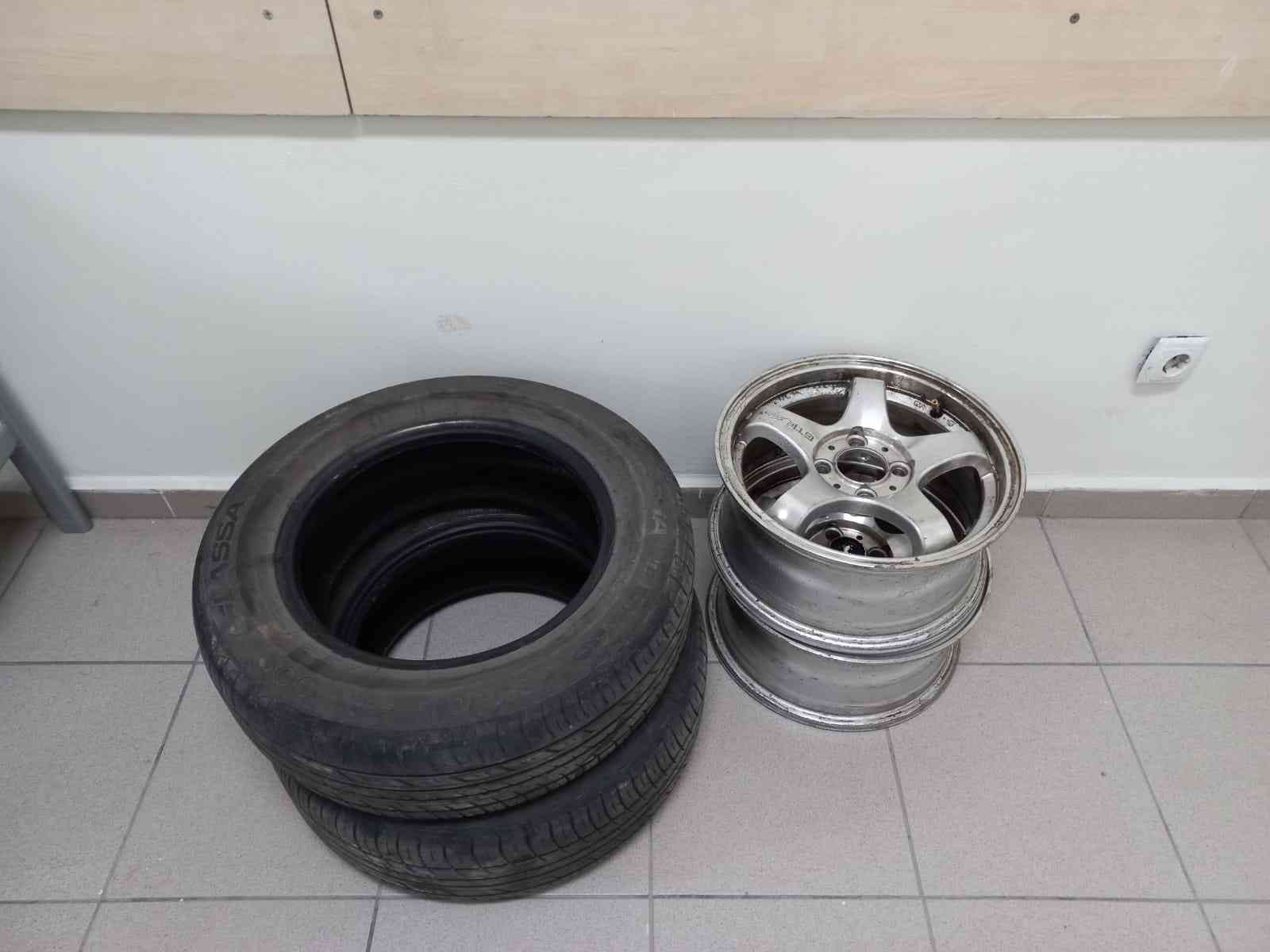 Ümraniye’de girdiği bir evden iki adet lastik ve iki adet jant çalan hırsız, polisin çalışması ile yakalandı. Şahsın çaldığı lastik ve jantları ...