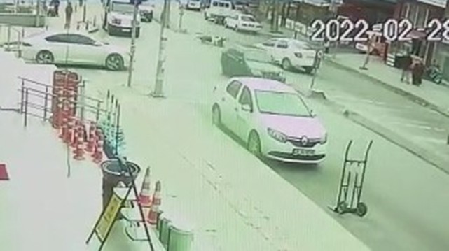 Ümraniye’de kiralık araçla hatalı dönüş yapan ehliyetsiz sürücüsü, cadde üzerinde seyir halinde olan motosikletliye çarptı. Motosiklet sürücüsü ...