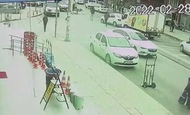 Ümraniye’de kiralık araçla hatalı dönüş yapan ehliyetsiz sürücüsü, cadde üzerinde seyir halinde olan motosikletliye çarptı. Motosiklet sürücüsü ...