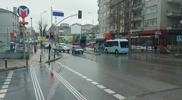 Ümraniye’de kiralık araçla hatalı dönüş yapan ehliyetsiz sürücüsü, cadde üzerinde seyir halinde olan motosikletliye çarptı. Motosiklet sürücüsü ...
