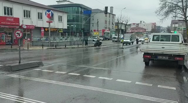 Ümraniye’de kiralık araçla hatalı dönüş yapan ehliyetsiz sürücüsü, cadde üzerinde seyir halinde olan motosikletliye çarptı. Motosiklet sürücüsü ...