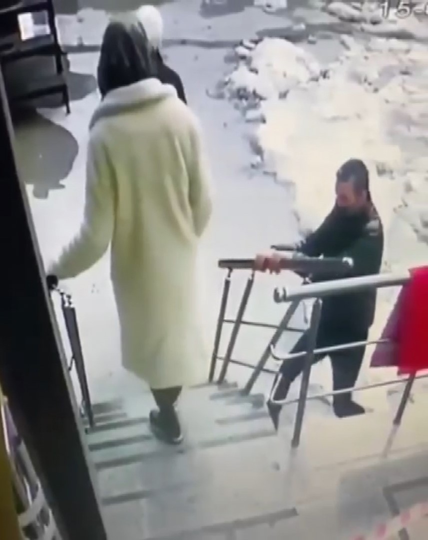 Ümraniye’de hırsız, kimseye aldırış etmeden demir korkulukları çaldı Ümraniye’de bir bina önüne gelen şüpheli şahıs, kapı girişinde bulunan demir korkulukları yerinden sökerek çaldı. Hırsızlık esnasında binaya ...