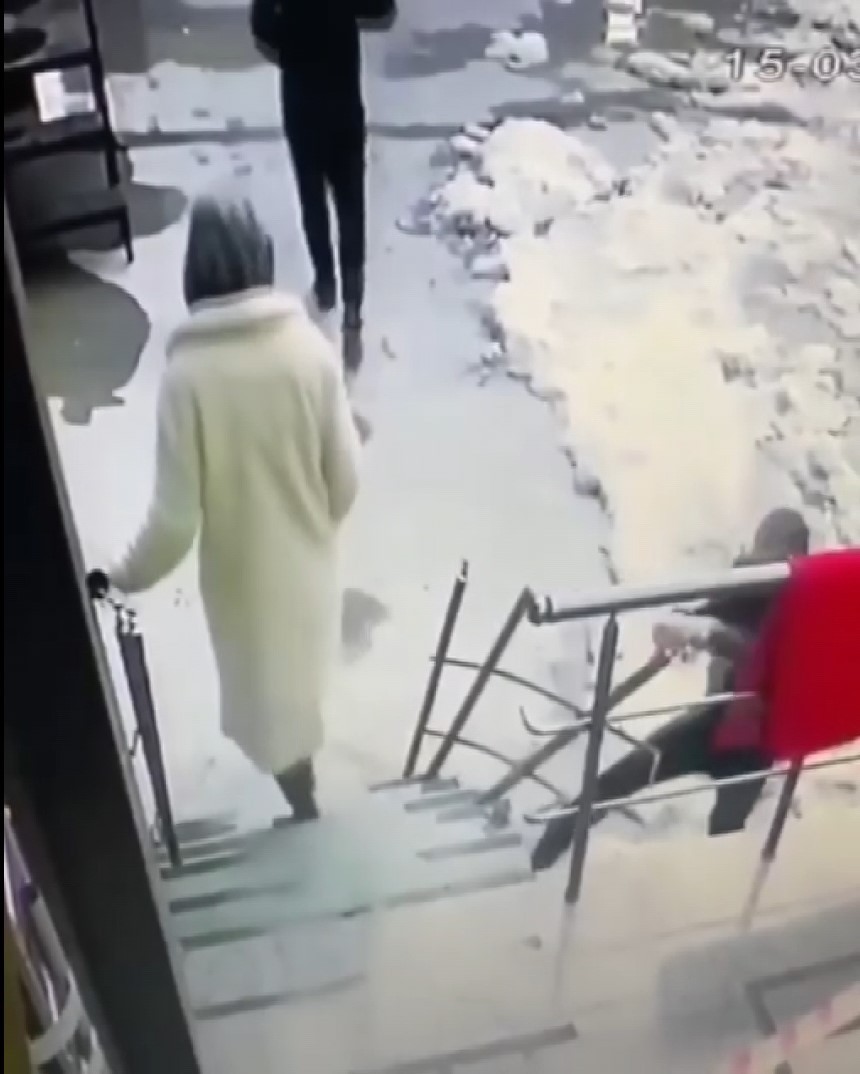 Ümraniye’de hırsız, kimseye aldırış etmeden demir korkulukları çaldı Ümraniye’de bir bina önüne gelen şüpheli şahıs, kapı girişinde bulunan demir korkulukları yerinden sökerek çaldı. Hırsızlık esnasında binaya ...