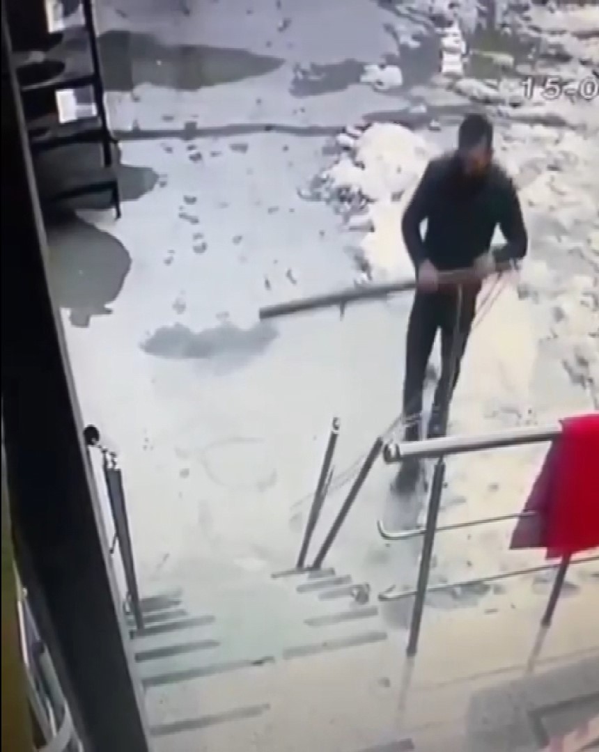 Ümraniye’de hırsız, kimseye aldırış etmeden demir korkulukları çaldı Ümraniye’de bir bina önüne gelen şüpheli şahıs, kapı girişinde bulunan demir korkulukları yerinden sökerek çaldı. Hırsızlık esnasında binaya ...