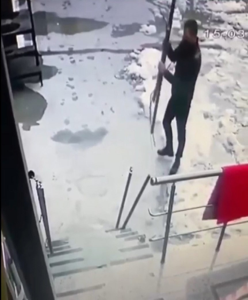 Ümraniye’de hırsız, kimseye aldırış etmeden demir korkulukları çaldı Ümraniye’de bir bina önüne gelen şüpheli şahıs, kapı girişinde bulunan demir korkulukları yerinden sökerek çaldı. Hırsızlık esnasında binaya ...