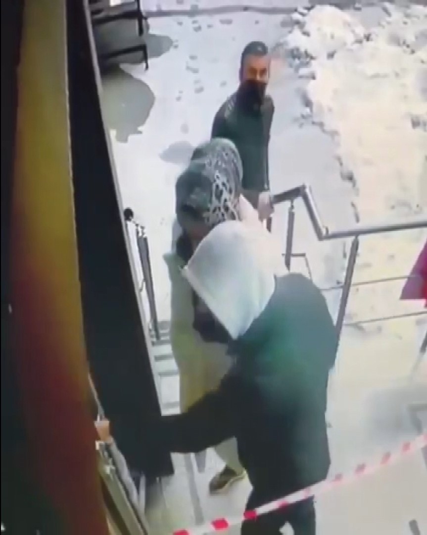 Ümraniye’de hırsız, kimseye aldırış etmeden demir korkulukları çaldı Ümraniye’de bir bina önüne gelen şüpheli şahıs, kapı girişinde bulunan demir korkulukları yerinden sökerek çaldı. Hırsızlık esnasında binaya ...