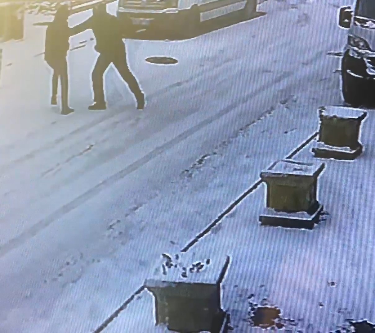 Ümraniye’de işe giden genç kalbinden bıçaklanarak öldürüldü Ümraniye’de işe gitmek için evden çıkan Batuhan Kurt, sokakta yürüdüğü esnada bıçaklı saldırıya uğradı. Karşı yönden gelen kimliği belirsiz bir ...