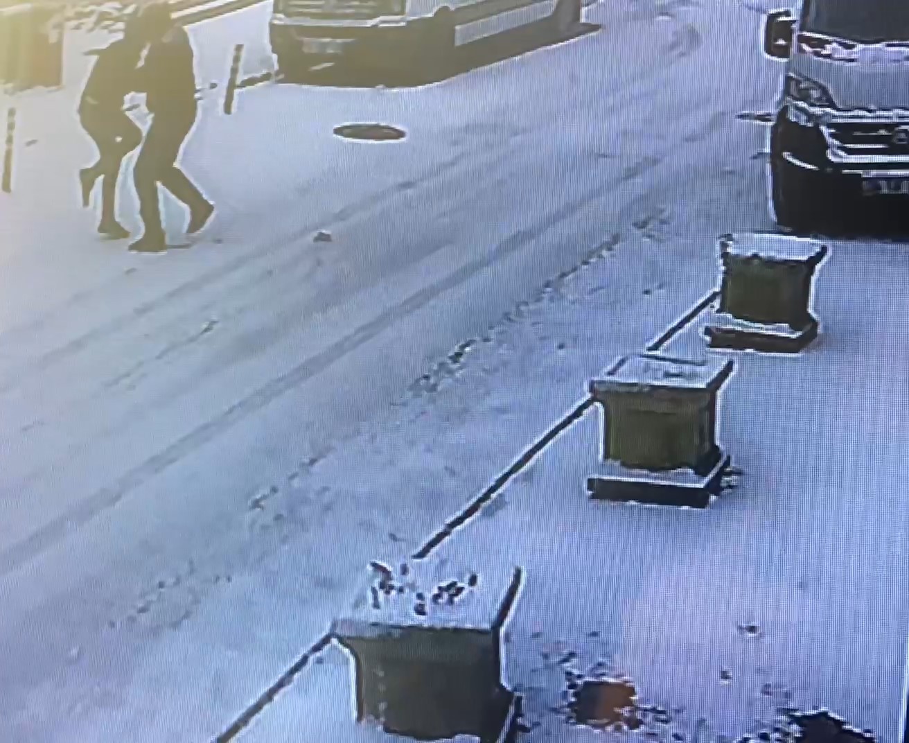 Ümraniye’de işe giden genç kalbinden bıçaklanarak öldürüldü Ümraniye’de işe gitmek için evden çıkan Batuhan Kurt, sokakta yürüdüğü esnada bıçaklı saldırıya uğradı. Karşı yönden gelen kimliği belirsiz bir ...