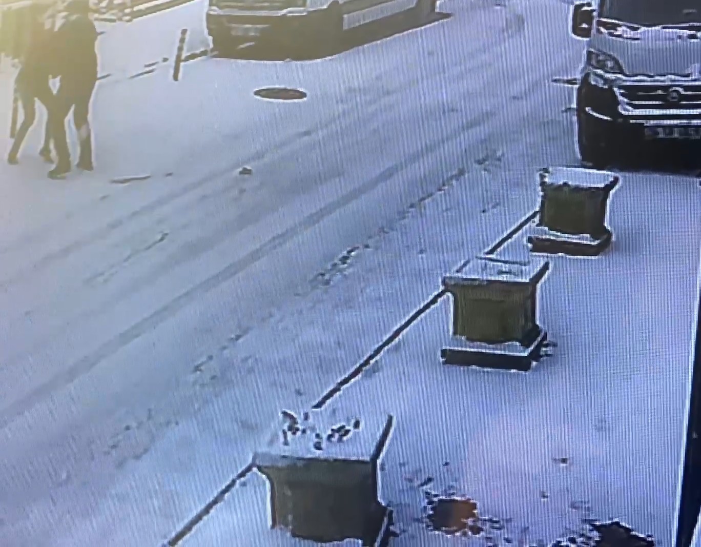 Ümraniye’de işe giden genç kalbinden bıçaklanarak öldürüldü Ümraniye’de işe gitmek için evden çıkan Batuhan Kurt, sokakta yürüdüğü esnada bıçaklı saldırıya uğradı. Karşı yönden gelen kimliği belirsiz bir ...