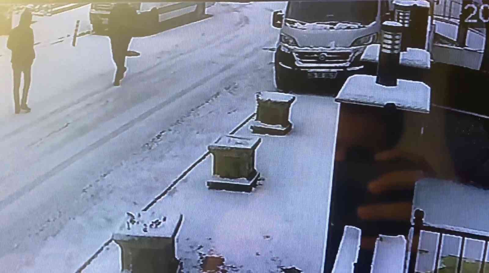 Ümraniye’de işe giden genç kalbinden bıçaklanarak öldürüldü Ümraniye’de işe gitmek için evden çıkan Batuhan Kurt, sokakta yürüdüğü esnada bıçaklı saldırıya uğradı. Karşı yönden gelen kimliği belirsiz bir ...