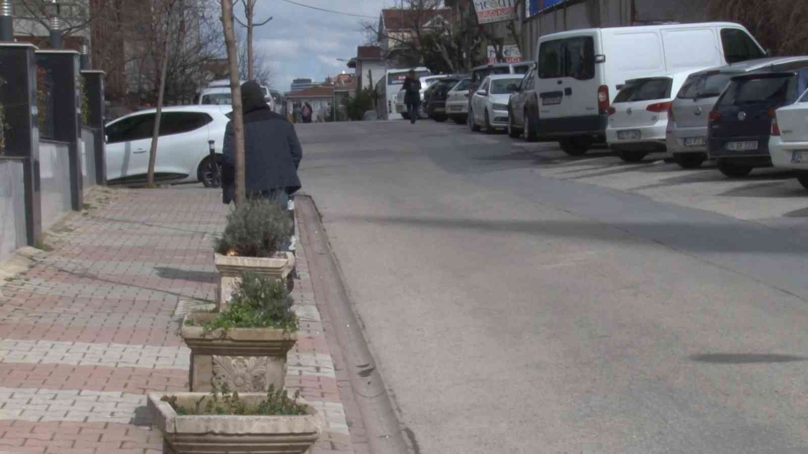 Ümraniye’de işe giden genç kalbinden bıçaklanarak öldürüldü Ümraniye’de işe gitmek için evden çıkan Batuhan Kurt, sokakta yürüdüğü esnada bıçaklı saldırıya uğradı. Karşı yönden gelen kimliği belirsiz bir ...