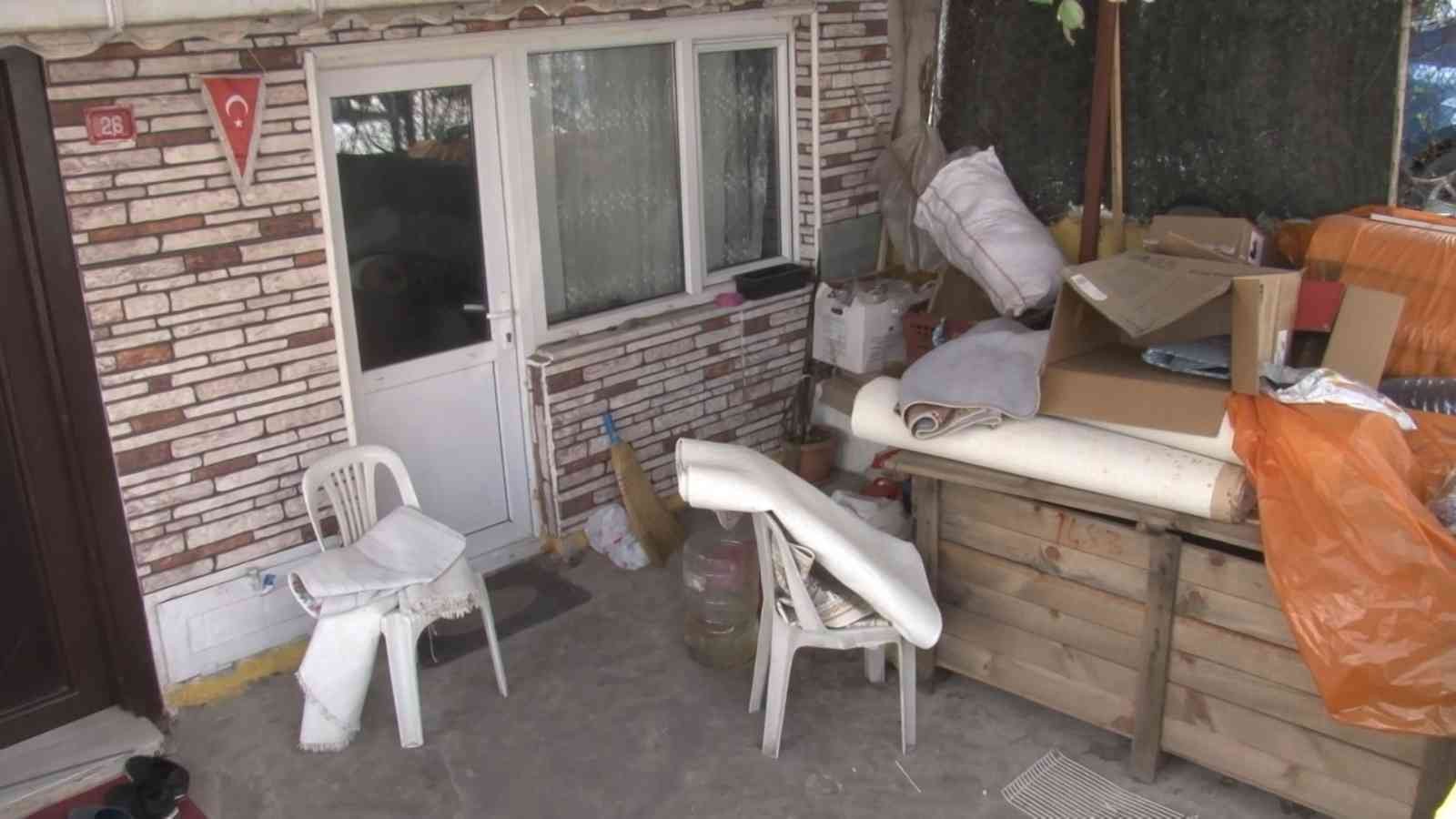 Ümraniye’de bir evin bahçesine giren 2 şüpheli, su sebili, tencere, leğen ve koşu bandı çalarak kayıplara karıştı. Pes dedirten hırsızlık anları ...