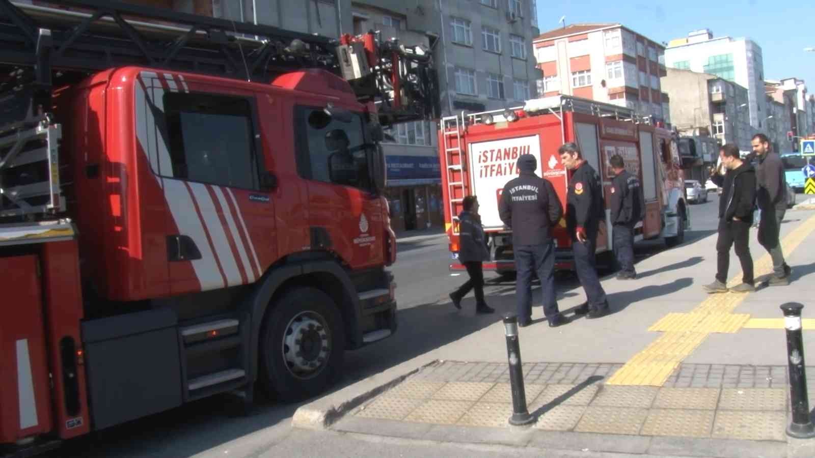 Ümraniye’de metro istasyonunda yangın paniği: Seferler durduruldu Ümraniye Çakmak metro istasyonundaki elektrik panolarında yangın çıktı. Tren seferlerinin durdurulduğu metro durağı, yolcu girişine kapatıldı ...