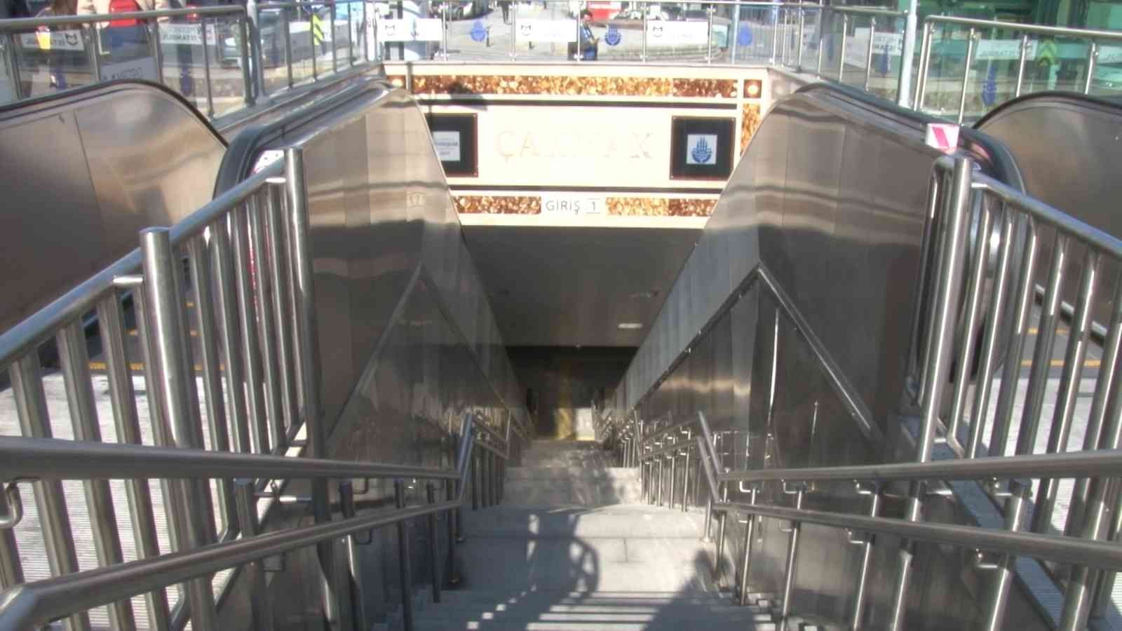 Ümraniye’de metro istasyonunda yangın paniği: Seferler durduruldu Ümraniye Çakmak metro istasyonundaki elektrik panolarında yangın çıktı. Tren seferlerinin durdurulduğu metro durağı, yolcu girişine kapatıldı ...