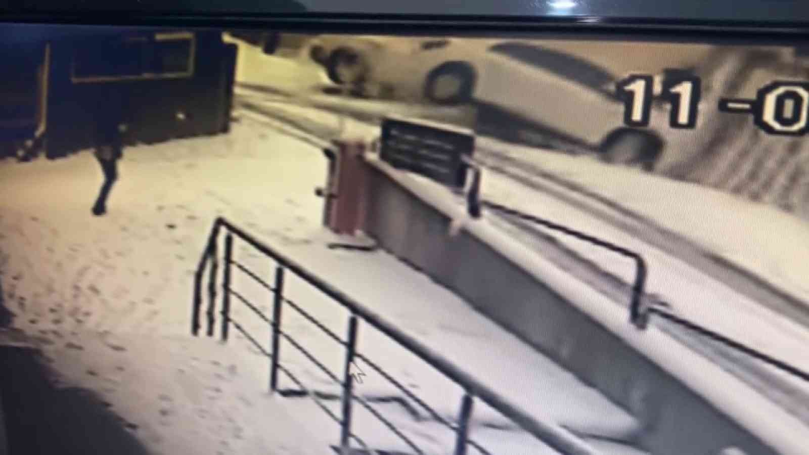 İstanbul’da etkili olan kar sonrası kazalar arka arkaya geldi. Ümraniye’de kar nedeniyle kayganlaşan dar sokakta direksiyon hakimiyetini kaybeden ...