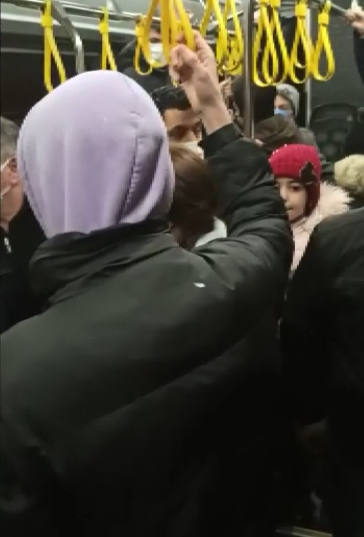 Ümraniye’de yolda kalan otobüsün içinde zıpladılar Ümraniye’de etkili olan kar yağışı sonrası yolda kalan İETT aracında bulunan yolcular otobüs içerisinde zıplayarak aracı hareket ettirmeye ...