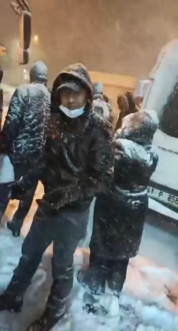 Ümraniye’de yolda kalan otobüsün içinde zıpladılar Ümraniye’de etkili olan kar yağışı sonrası yolda kalan İETT aracında bulunan yolcular otobüs içerisinde zıplayarak aracı hareket ettirmeye ...