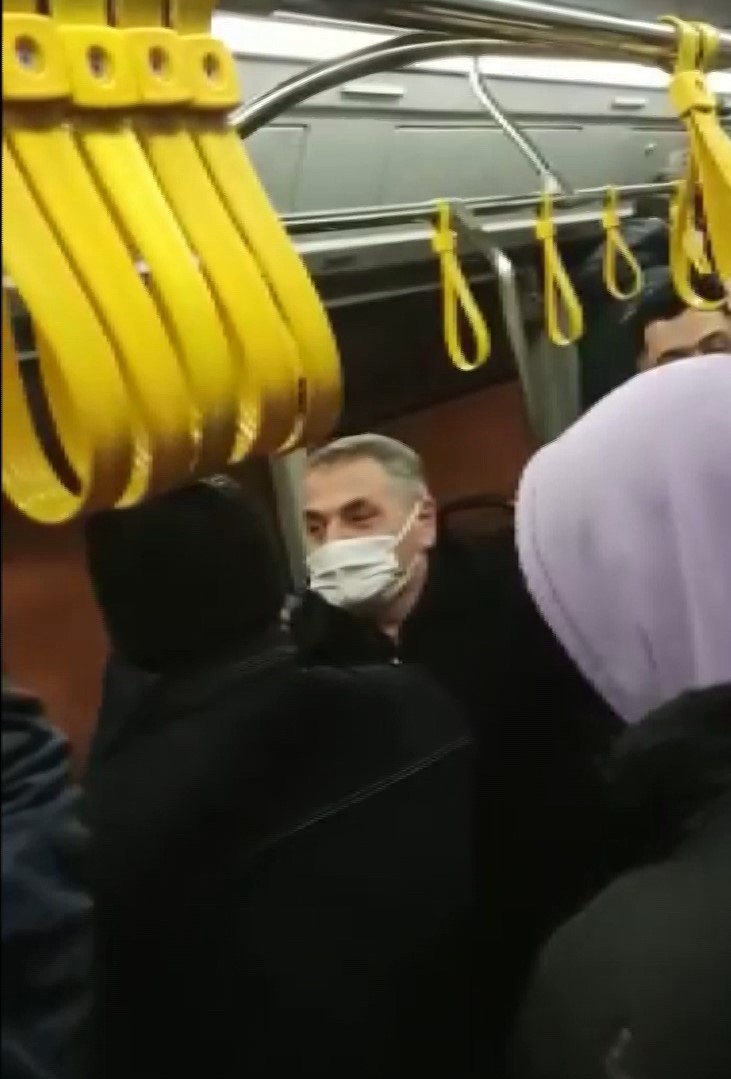 Ümraniye’de yolda kalan otobüsün içinde zıpladılar Ümraniye’de etkili olan kar yağışı sonrası yolda kalan İETT aracında bulunan yolcular otobüs içerisinde zıplayarak aracı hareket ettirmeye ...