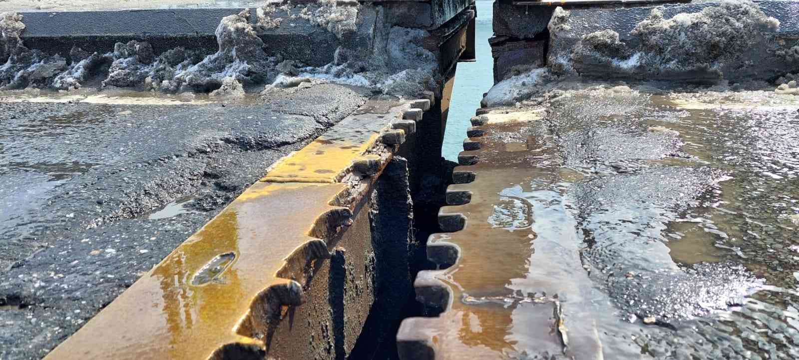 Unkapanı Köprüsü, bağlantı noktasındaki ayrılma nedeniyle trafiğe kapatıldı Unkapanı Köprüsü, bağlantı noktasındaki ayrılma nedeniyle trafiğe kapatıldı. İBB ekipleri, köprüde inceleme başlattı. Fatih ve Beyoğlu’nu ...