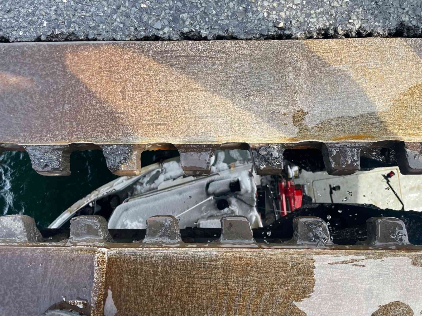 Unkapanı Köprüsü, bağlantı noktasındaki ayrılma nedeniyle trafiğe kapatıldı Unkapanı Köprüsü, bağlantı noktasındaki ayrılma nedeniyle trafiğe kapatıldı. İBB ekipleri, köprüde inceleme başlattı. Fatih ve Beyoğlu’nu ...