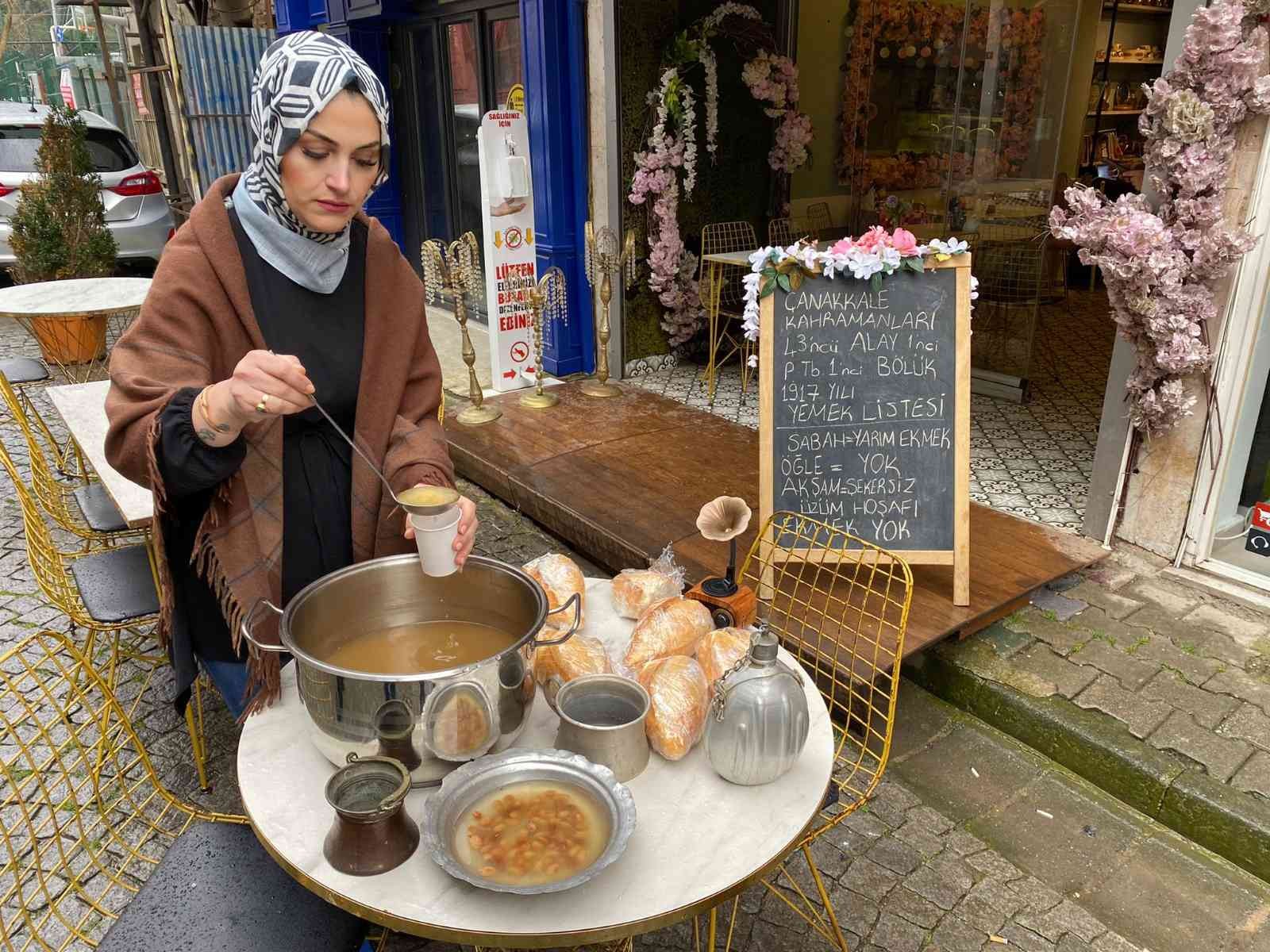 Üsküdar Kuzguncuk’ta bir kafe işletmecisi, 18 Mart Çanakkale Zaferi ve Şehitleri Anma Günü nedeniyle vatandaşlara hoşaf ve ekmek dağıttı. Üsküdar ...