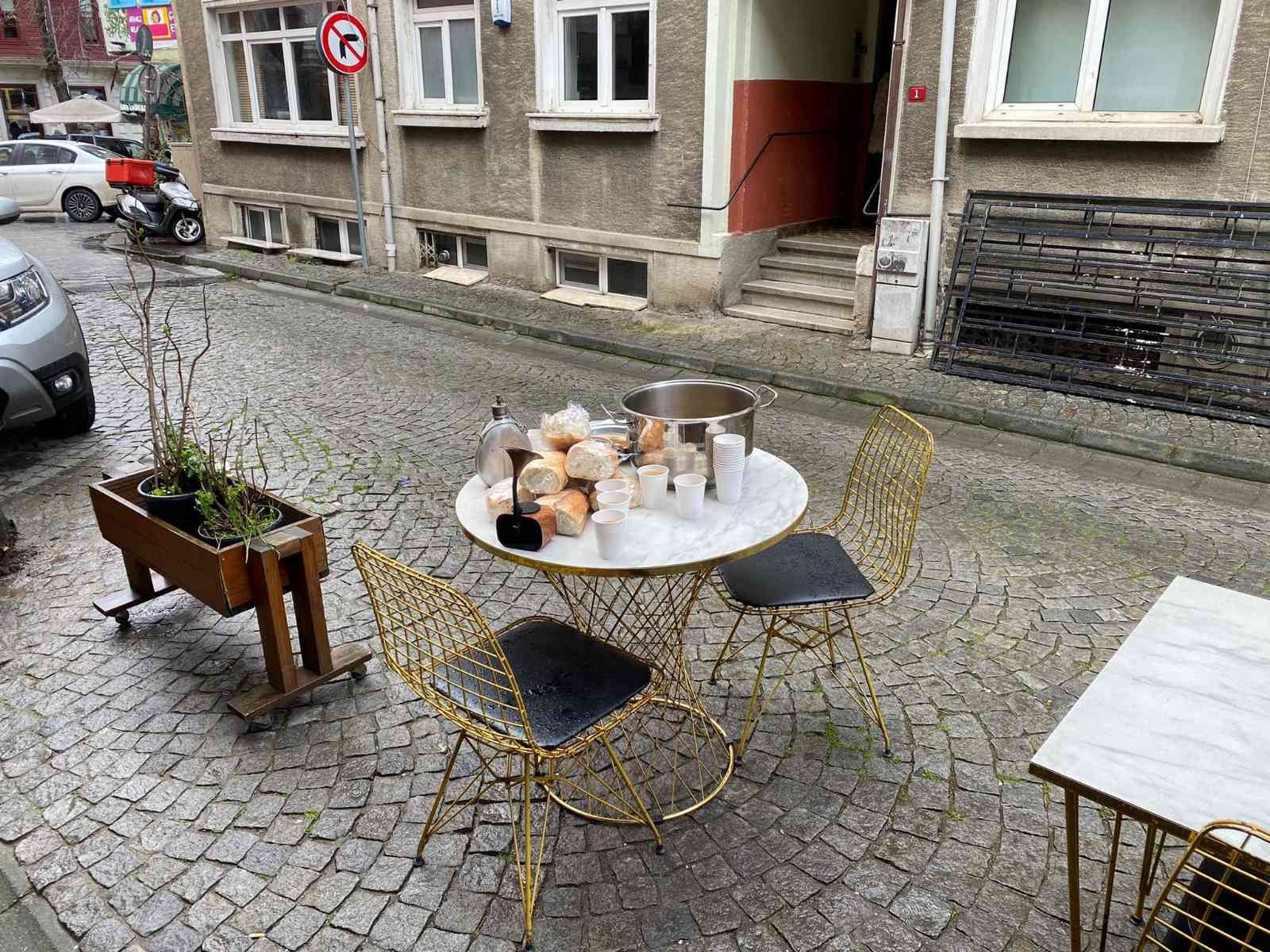 Üsküdar Kuzguncuk’ta bir kafe işletmecisi, 18 Mart Çanakkale Zaferi ve Şehitleri Anma Günü nedeniyle vatandaşlara hoşaf ve ekmek dağıttı. Üsküdar ...