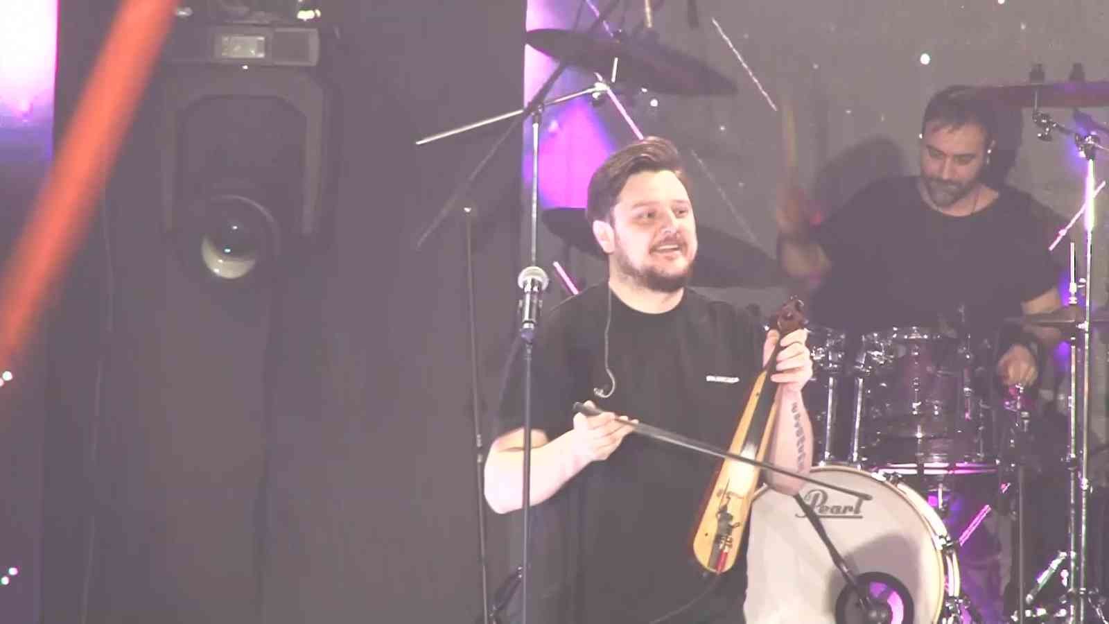 Üsküdar’da Ekin Uzunlar rüzgarı esti Üsküdar’da konser veren Karadeniz müziğinin sevilen isimlerinden Ekin Uzunlar, kemençe ile çaldığı müziklerle vatandaşları coşturdu. Konsere ...