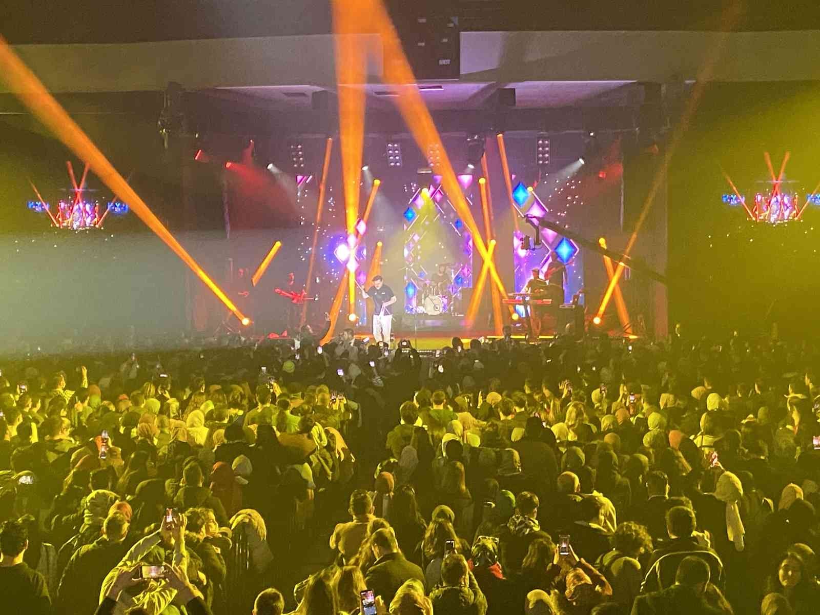 Üsküdar’da Ekin Uzunlar rüzgarı esti Üsküdar’da konser veren Karadeniz müziğinin sevilen isimlerinden Ekin Uzunlar, kemençe ile çaldığı müziklerle vatandaşları coşturdu. Konsere ...