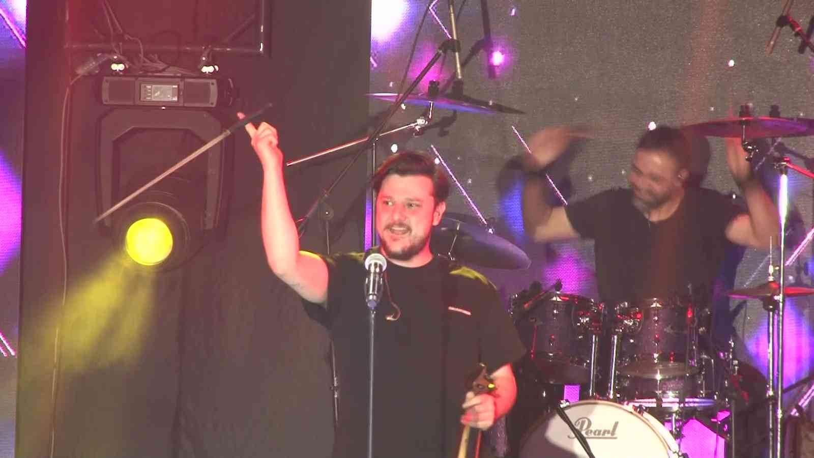 Üsküdar’da Ekin Uzunlar rüzgarı esti Üsküdar’da konser veren Karadeniz müziğinin sevilen isimlerinden Ekin Uzunlar, kemençe ile çaldığı müziklerle vatandaşları coşturdu. Konsere ...