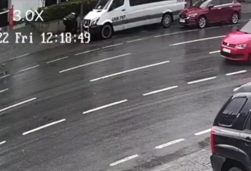 Üsküdar’da emekli polis, 700 bin TL’sini çalan gaspçılara sokakta kurşun yağdırdı Üsküdar’da iddiaya göre bir emekli polis bankadan çektiği yaklaşık 700 bin TL’nin içerisinde olduğu çanta ile sokakta yürüdüğü esnada iki ...