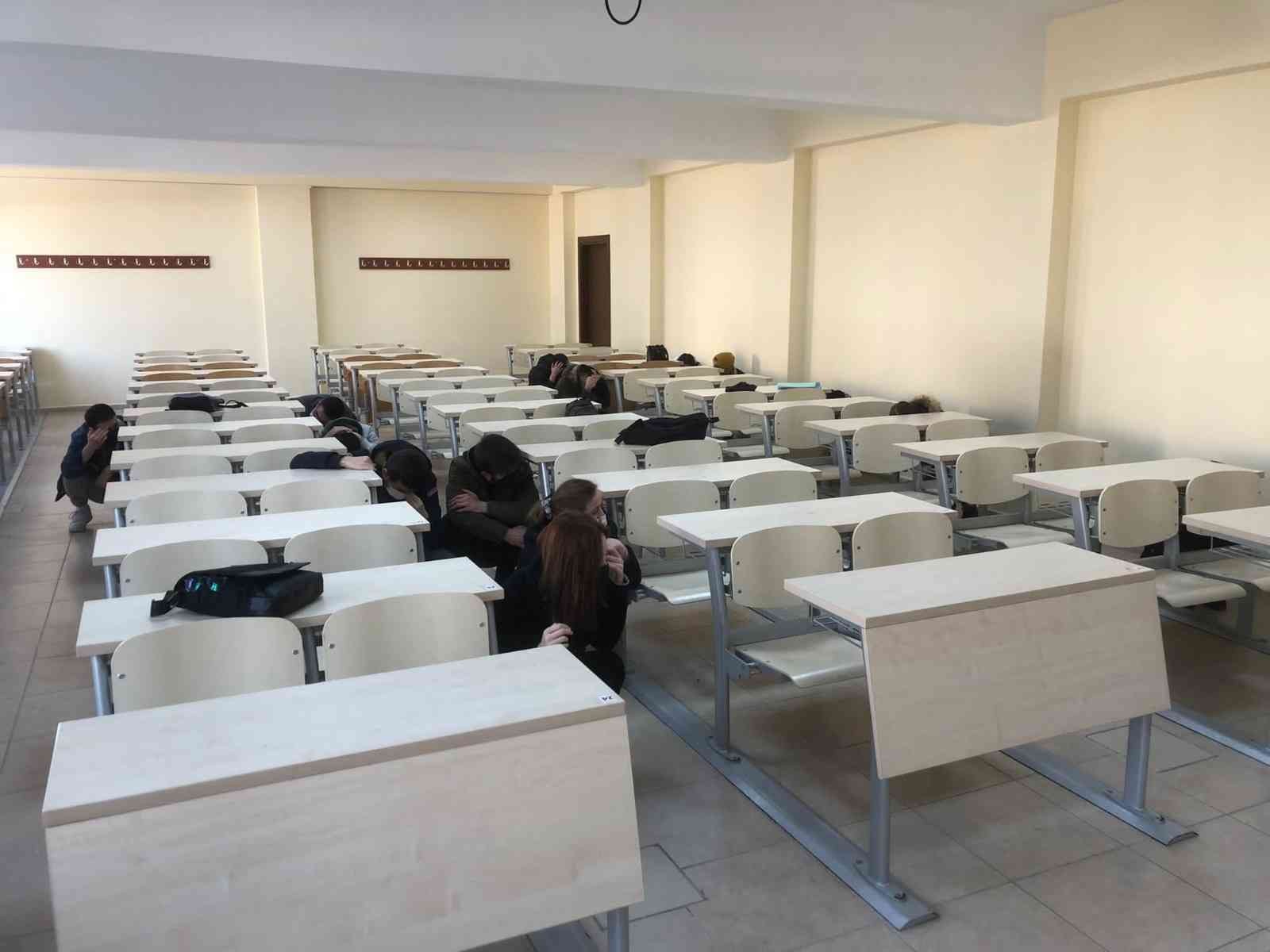 Trakya Üniversitesi Uzunköprü Uygulamalı Bilimler Yüksekokulu ve Uzunköprü Meslek Yüksekokulu’nda, deprem ve yangın tatbikatı gerçekleştirildi ...