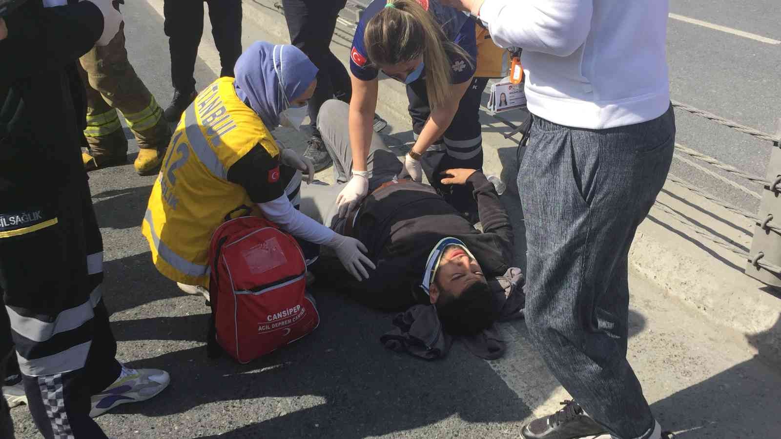 Virajı alamayan hafriyat kamyonu devrildi: Facianın eşiğinden dönüldü Sarıyer’de asfalt yüklü hafriyat kamyonu virajı alamayınca bariyerlere çarparak devrildi. Kazada şoför ağır yaralanırken, trafik ise durma ...