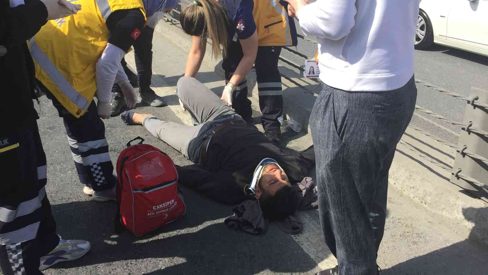 Virajı alamayan hafriyat kamyonu devrildi: Facianın eşiğinden dönüldü Sarıyer’de asfalt yüklü hafriyat kamyonu virajı alamayınca bariyerlere çarparak devrildi. Kazada şoför ağır yaralanırken, trafik ise durma ...