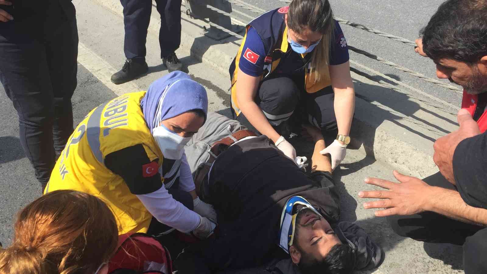 Virajı alamayan hafriyat kamyonu devrildi: Facianın eşiğinden dönüldü Sarıyer’de asfalt yüklü hafriyat kamyonu virajı alamayınca bariyerlere çarparak devrildi. Kazada şoför ağır yaralanırken, trafik ise durma ...