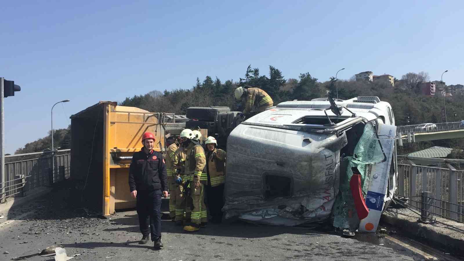 Virajı alamayan hafriyat kamyonu devrildi: Facianın eşiğinden dönüldü Sarıyer’de asfalt yüklü hafriyat kamyonu virajı alamayınca bariyerlere çarparak devrildi. Kazada şoför ağır yaralanırken, trafik ise durma ...