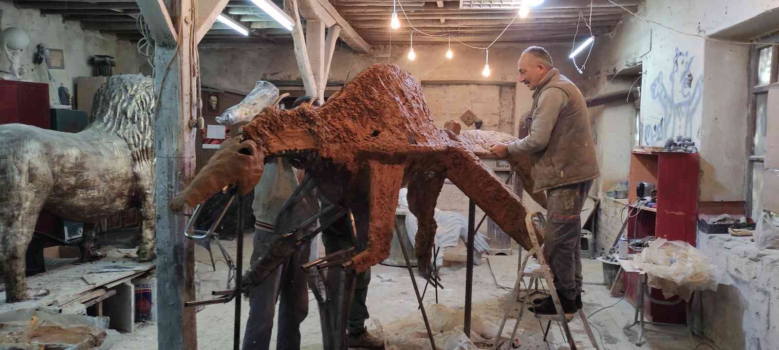 Bursa’da heykeltıraşların hazırladıkları özel malzemeyle yaptıkları hayvan heykellerini görenler gerçeğinden ayıramıyor. Uzun yıllardır heykel ...