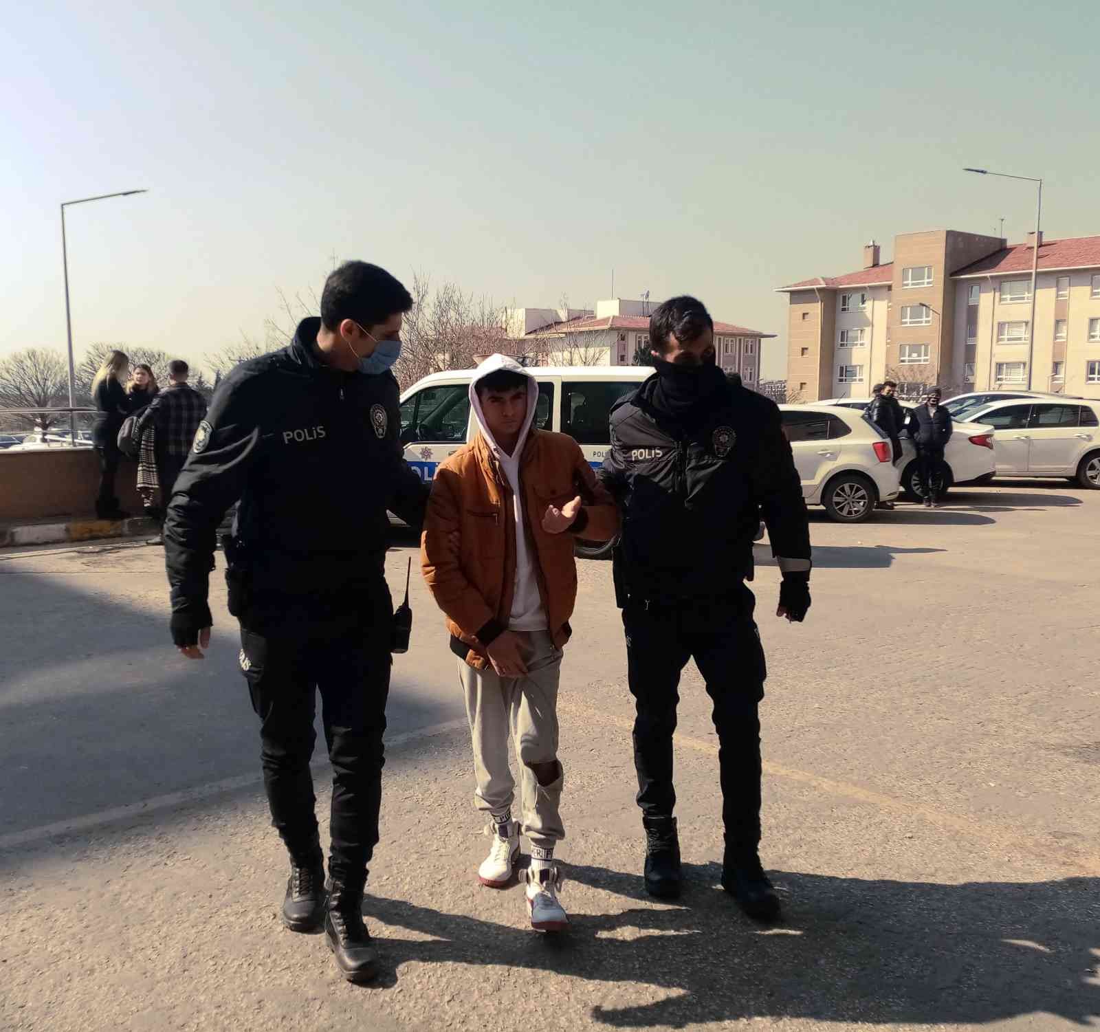 Yaralı çocuğa polisten yardım eli Tekirdağ’ın Çorlu ilçesinde yolda düşüp yaralanan çocuğu fark eden polis ekipleri o ana kayıtsız kalmadı. Çorlu’da devriye polis ekipleri ...