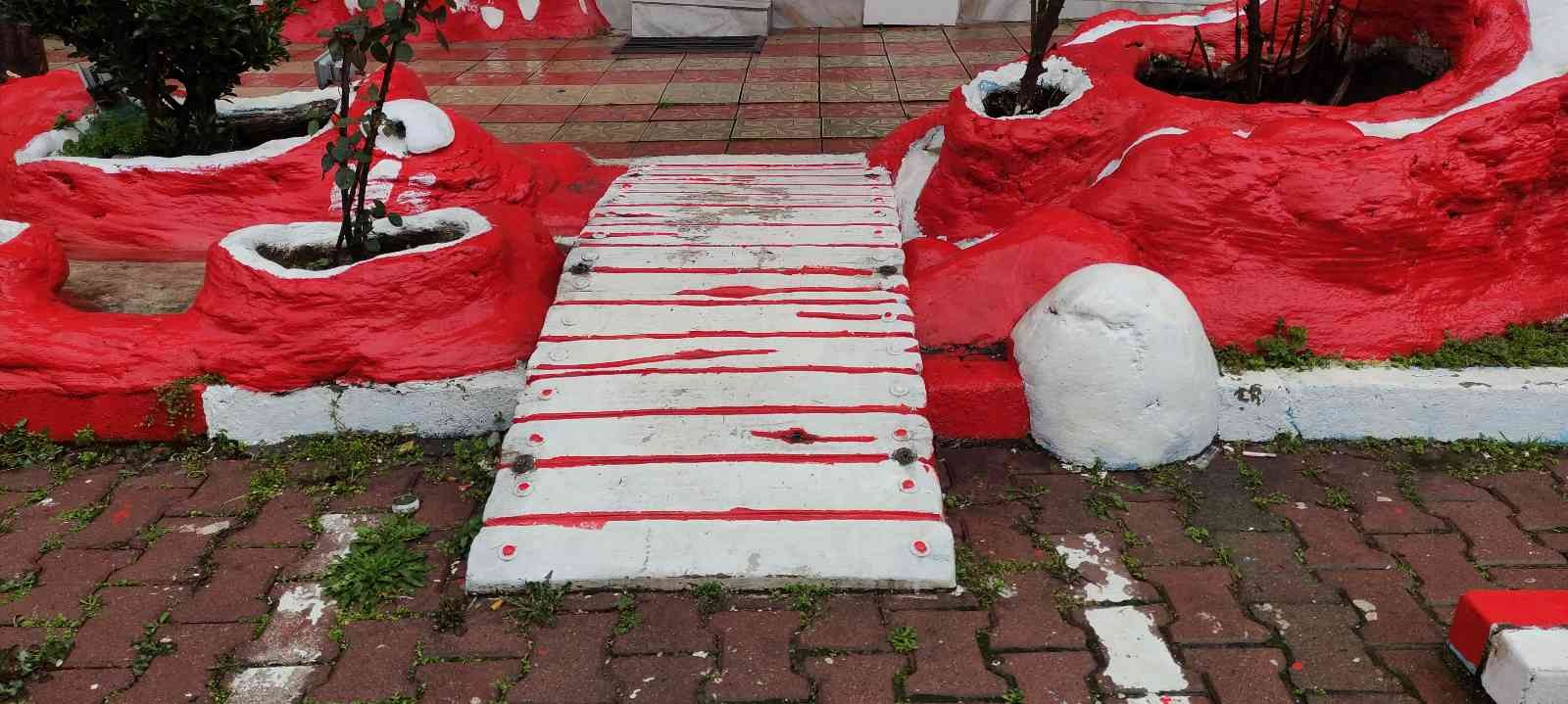 "Yaşlılar rahat yürüsün" diye yaptırdı, çalan hırsızlara böyle seslendi Bursa’da bir esnaf; dükkanının önüne "yaşlılar rahat yürüsün" diye korkuluk yaptırdı. Bu korkulukları hırsızlar çaldı. Esnaf ise hırsızlara ...