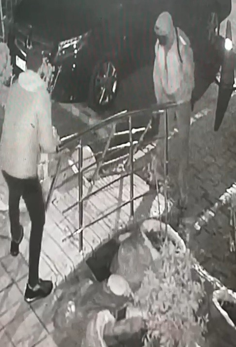 "Yaşlılar rahat yürüsün" diye yaptırdı, çalan hırsızlara böyle seslendi Bursa’da bir esnaf; dükkanının önüne "yaşlılar rahat yürüsün" diye korkuluk yaptırdı. Bu korkulukları hırsızlar çaldı. Esnaf ise hırsızlara ...