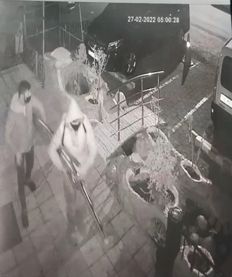 "Yaşlılar rahat yürüsün" diye yaptırdı, çalan hırsızlara böyle seslendi Bursa’da bir esnaf; dükkanının önüne "yaşlılar rahat yürüsün" diye korkuluk yaptırdı. Bu korkulukları hırsızlar çaldı. Esnaf ise hırsızlara ...