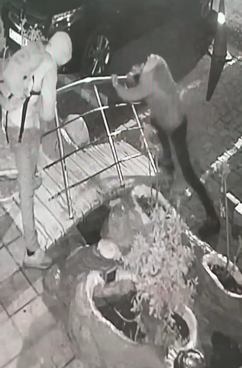 "Yaşlılar rahat yürüsün" diye yaptırdı, çalan hırsızlara böyle seslendi Bursa’da bir esnaf; dükkanının önüne "yaşlılar rahat yürüsün" diye korkuluk yaptırdı. Bu korkulukları hırsızlar çaldı. Esnaf ise hırsızlara ...