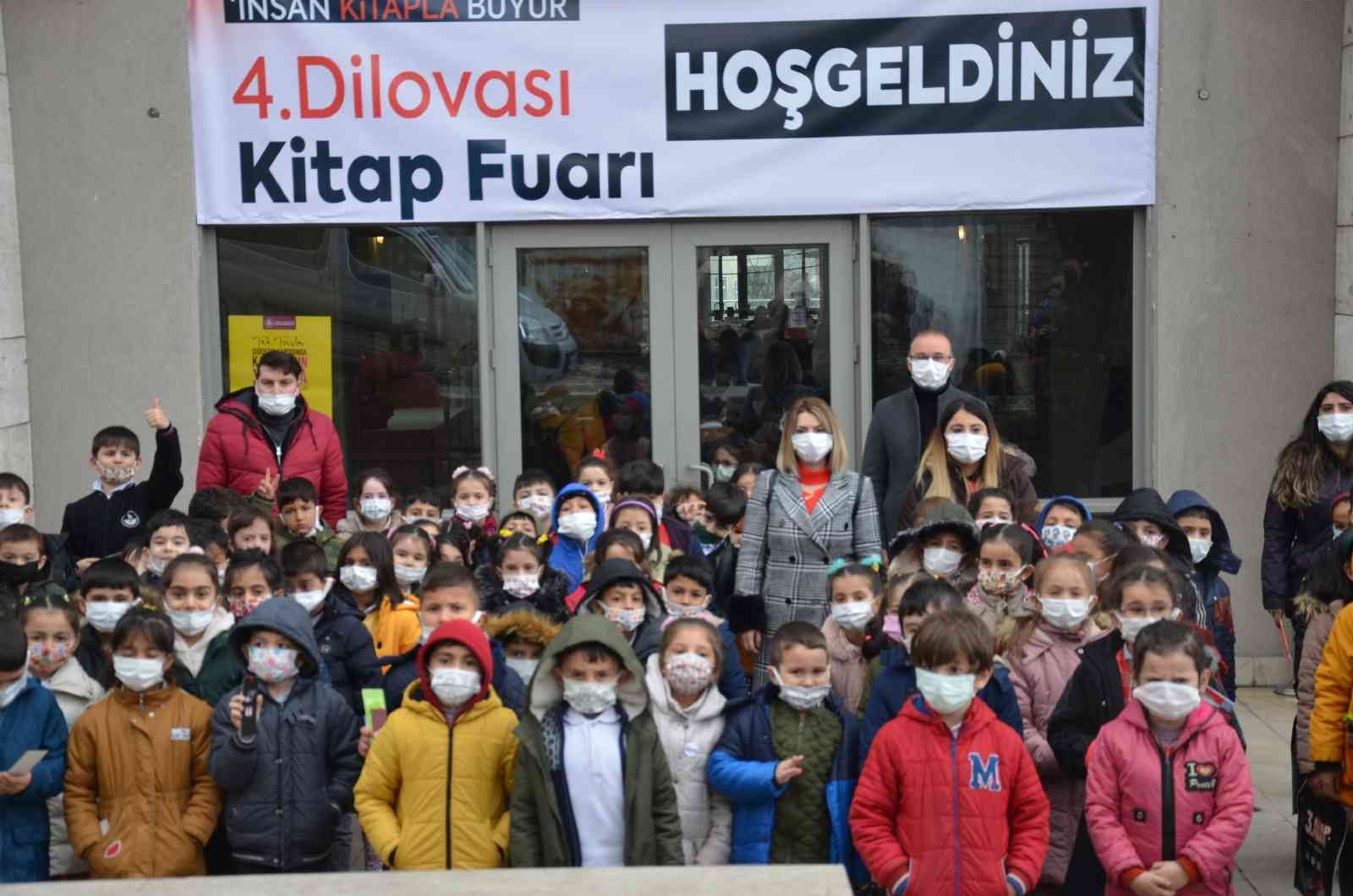 Yazarlar ve okuyucular Kitap Fuarı’nda buluştu Kocaeli’de Dilovası Belediyesi tarafından 4’üncüsü düzenlenen Kitap Fuarı ziyaretçilere kapılarını açtı. Dilovası Kitap Fuarı, 100 yayınevinin ...