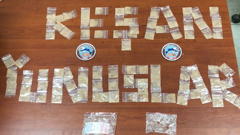 Yere atılan bir paket, torbacıyı ele verdi Edirne’nin Keşan ilçesinde sokak üzerindeki uyuşturucu pazarlığı polis tarafından fark edildi. Yere atılan uyuşturucu paketi, sokak satıcısını ...