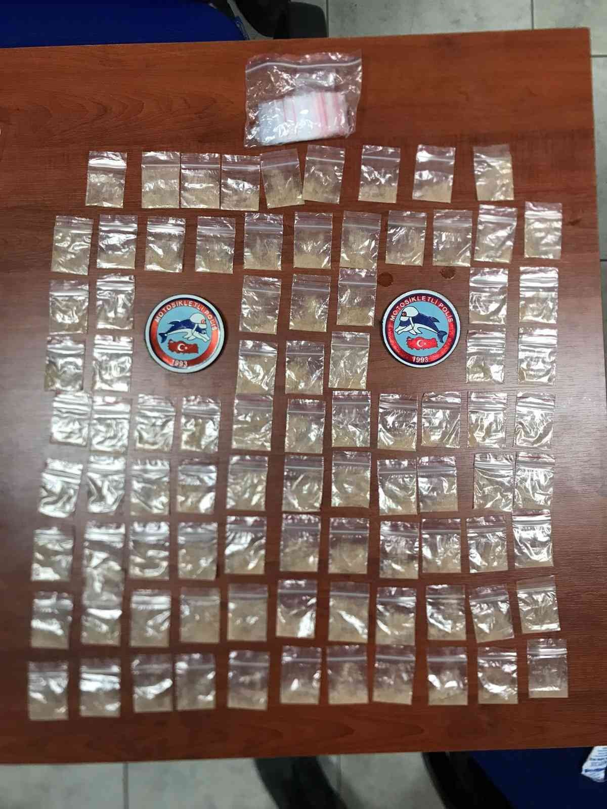 Yere atılan bir paket, torbacıyı ele verdi Edirne’nin Keşan ilçesinde sokak üzerindeki uyuşturucu pazarlığı polis tarafından fark edildi. Yere atılan uyuşturucu paketi, sokak satıcısını ...