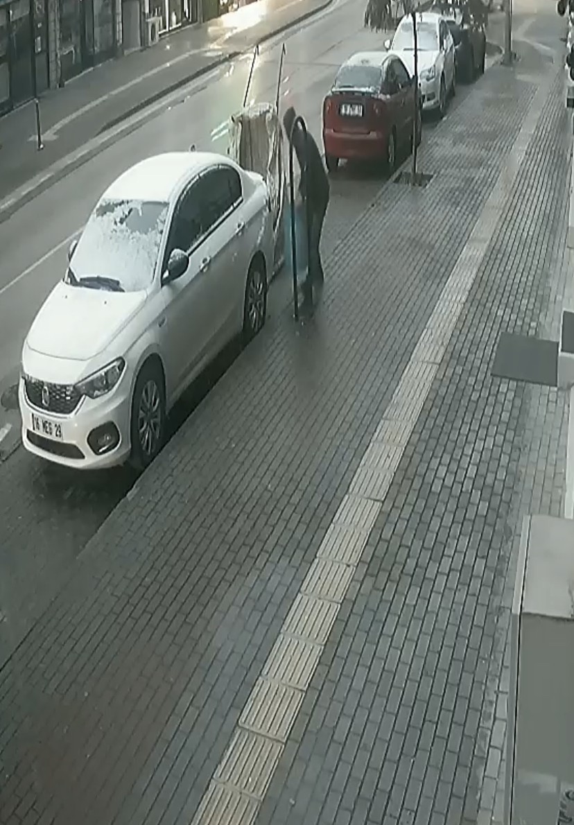 Yıldırım’da ’’çekçek’’ arabalılar isyanı Yıldırım’da, ‘çekçek’ diye tabir edilen yük taşıma araçları ile atık toplayıcılığı yapan şahıslar vatandaşları canından bezdirdi. Herhangi bir ...