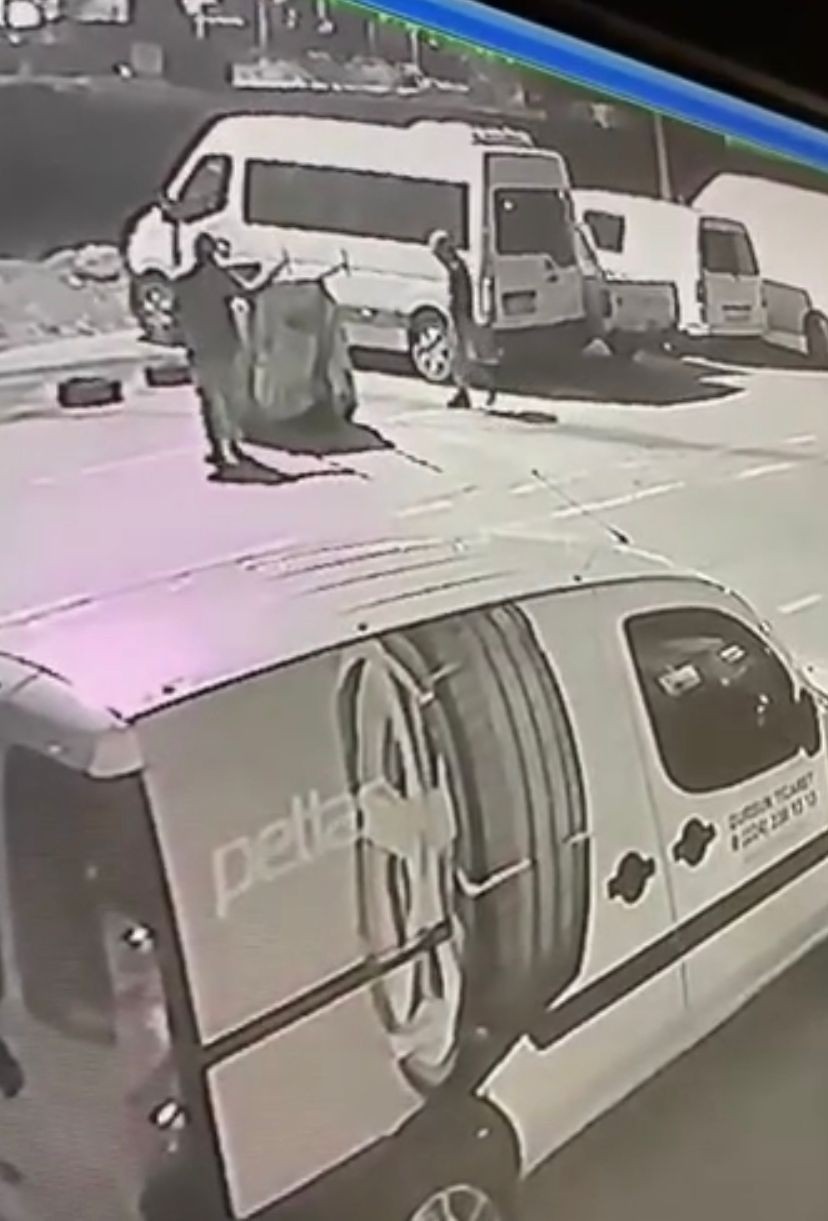 Yıldırım’da ’’çekçek’’ arabalılar isyanı Yıldırım’da, ‘çekçek’ diye tabir edilen yük taşıma araçları ile atık toplayıcılığı yapan şahıslar vatandaşları canından bezdirdi. Herhangi bir ...