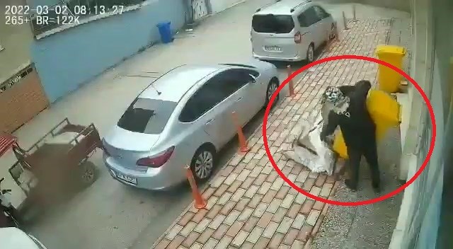 Yok artık...Çöp konteynerlerini böyle çaldı Bursa’da 2 şüpheli şahıs; kaldırım üzerinde duran çöp kovalarını çek çek arabasına koyarak çaldı. Bu anlar kameralara yansıdı. Olay, merkez ...