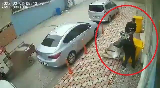 Yok artık...Çöp konteynerlerini böyle çaldı Bursa’da 2 şüpheli şahıs; kaldırım üzerinde duran çöp kovalarını çek çek arabasına koyarak çaldı. Bu anlar kameralara yansıdı. Olay, merkez ...