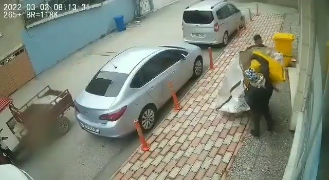 Yok artık...Çöp konteynerlerini böyle çaldı Bursa’da 2 şüpheli şahıs; kaldırım üzerinde duran çöp kovalarını çek çek arabasına koyarak çaldı. Bu anlar kameralara yansıdı. Olay, merkez ...