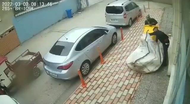 Yok artık...Çöp konteynerlerini böyle çaldı Bursa’da 2 şüpheli şahıs; kaldırım üzerinde duran çöp kovalarını çek çek arabasına koyarak çaldı. Bu anlar kameralara yansıdı. Olay, merkez ...